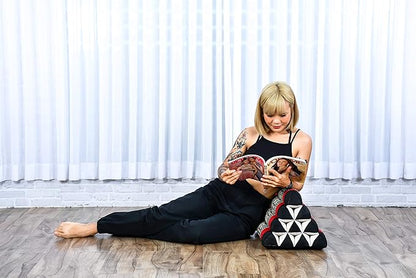 Leewadee Triangle Cushion – Comfortable Backrest for TV or Reading, Incline Pillow for Relaxing Made of Kapok, 20 x 13 x 13 inches, Black Red